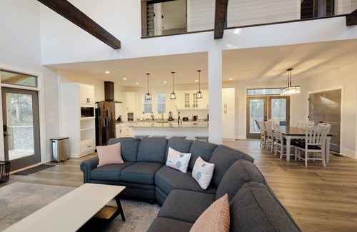 Dahlonega House | Game & Movie Room, Minutes to Wine, Weddings &Town