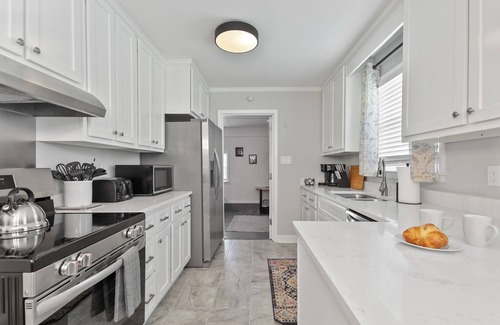 Savannah House | Game Room * Fenced Yard * Firepit * Dog Friendly * Short Drive to Historic Area