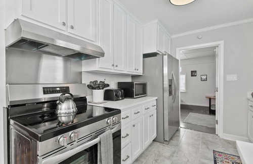 Savannah House | Game Room * Fenced Yard * Firepit * Dog Friendly * Short Drive to Historic Area