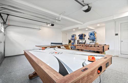 York Beach House | Game Room Home Gym 1 Mile to Beach