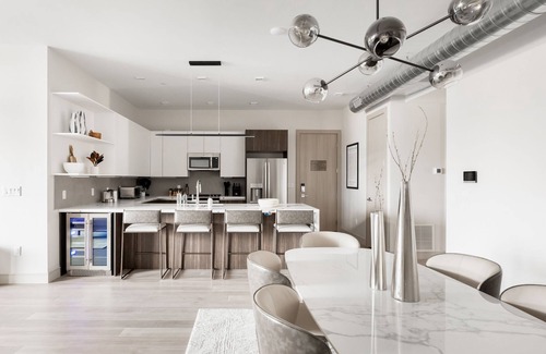 Jefferson Park Condo | Gameday Oasis | Private Balcony | Jefferson Park | Tesoro