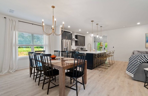 Emerson House | GameDaze - New 4/3.5 Bedroom House only 5 min to LakePoint - Sleeps 14
