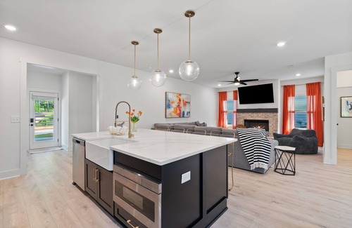 Emerson House | GameDaze - New 4/3.5 Bedroom House only 5 min to LakePoint - Sleeps 14