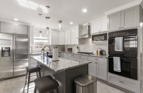 Broken Arrow House | Gameroom/Theatre room-7 Tv's-6 Beds-Spacious Kitchen-Air Hockey-PingPong-Arcade