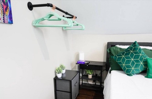 North Lawndale Apartment | $_$ Gaming House Retreat + Patio&Free Parking $_$