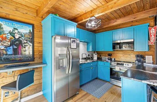 Blairsville Cabin | Gaming-themed cabin in Blairsville with arcade consoles & foosball