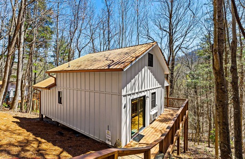 Blairsville Cabin | Gaming-themed cabin in Blairsville with arcade consoles & foosball