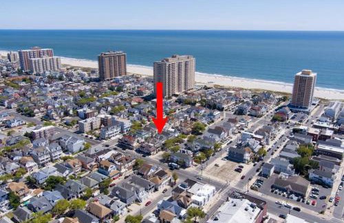 Ventnor City House | Gammys Beach Getaway Sleeps 20 2 blocks to Beach