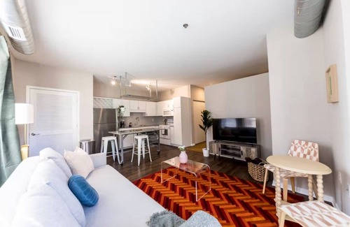 DeBaliviere Place Apartment | Garage Parking Central West End near Hospitals