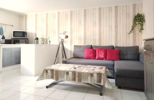 Le Revest-les-Eaux Villa | Garden apartment in the countryside with swimming pool