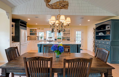 Gold Beach House | Garden by the Sea- Walk to the Beach/SPA/Sleeps 8