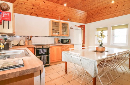 Elgin Cottage | GARDEN COTTAGE, family friendly, with open fire in Lhanbryde