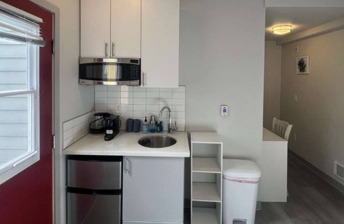 Wallingford Apartment | Garden Dahlia Studio in Wallingford - 97 Walkscore
