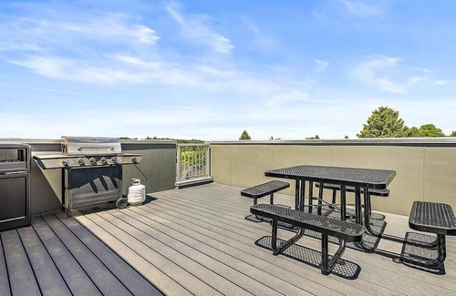 Wallingford Apartment | Garden Dahlia Studio in Wallingford - 97 Walkscore