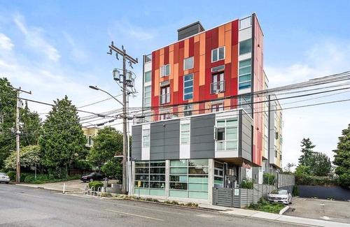 Wallingford Apartment | Garden Dahlia Studio in Wallingford - 97 Walkscore