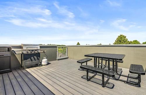 Wallingford Apartment | Garden Dahlia Studio in Wallingford - 97 Walkscore