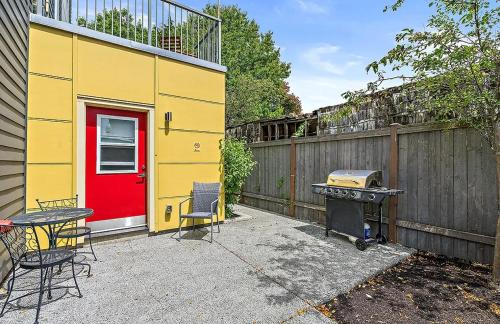 Wallingford Apartment | Garden Dahlia Studio in Wallingford - 97 Walkscore