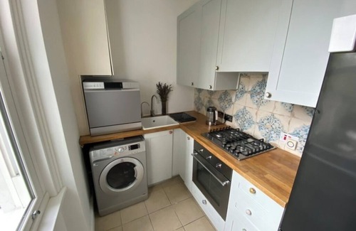 Golborne Apartment | Garden flat next to canal
