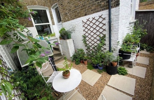 Golborne Apartment | Garden flat next to canal