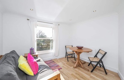 Golborne Apartment | Garden flat next to canal