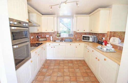 Porthmadog Cottage | GARDEN FLAT, pet friendly, with a garden in Porthmadog