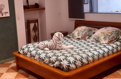 Cuers Apartment | Garden level suite located in the vineyards 19km from the beaches.