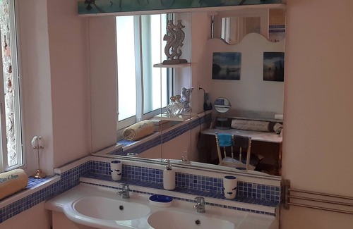 Cuers Apartment | Garden level suite located in the vineyards 19km from the beaches.