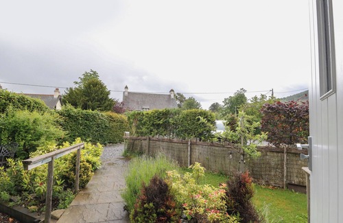Blair Atholl Cottage | GARDEN LODGE, romantic, with a garden in Bridge Of Tilt