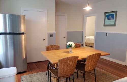 Bristol Apartment | Garden Oasis Historic Area Bristol, 3 Bedroom, 4 beds on 2nd Floor Onsite Parkng