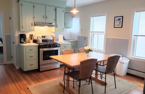 Bristol Apartment | Garden Oasis Historic Area Bristol, 3 Bedroom, 4 beds on 2nd Floor Onsite Parkng