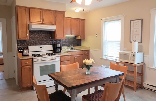 Bristol Apartment | Garden Oasis Historic Area Bristol, 3 Bedroom, 4 beds on 3rd Floor Onsite Parkng