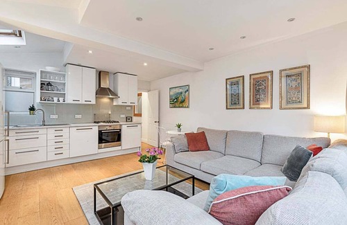 Askew Apartment | Garden Oasis in the Heart of West London