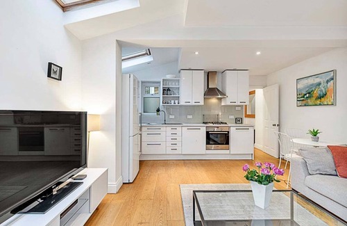 Askew Apartment | Garden Oasis in the Heart of West London