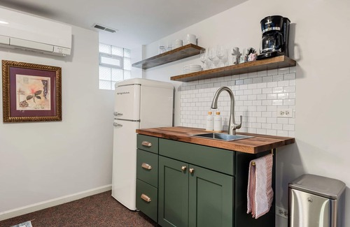 Evanston Apartment | Garden Retreat: NU/Central St
