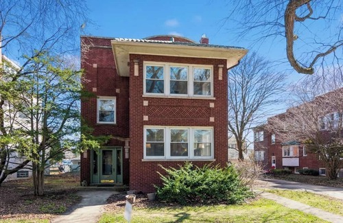 Evanston Apartment | Garden Retreat: NU/Central St