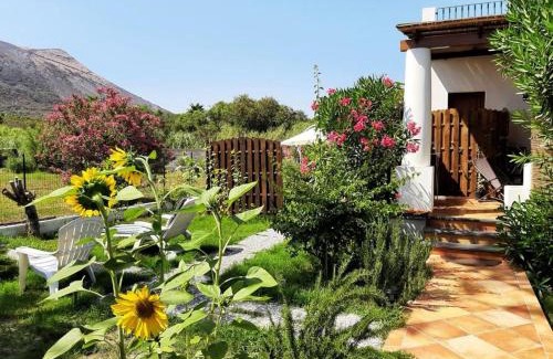 Vulcano Porto House | Garden & Sea