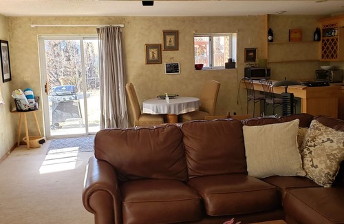 Colorado Springs Apartment | Garden Studio Retreat with non - modern relaxing & Private Entrance - Quaint