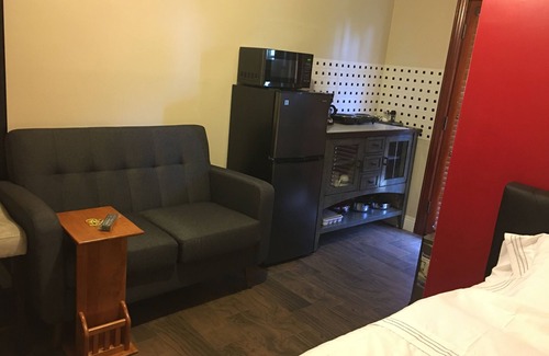 Woodland Hills Apartment | Garden View Charming Cozy studio in nice Los Angeles -AC and Highspeed Internet