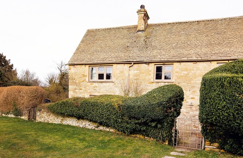 Bourton Cottage | GARDENERS COTTAGE, pet friendly in Milton-Under-Wychwood