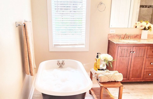 Greensboro House | Gardenscape home minutes to Greensboro Coliseum & High Point Furniture Market