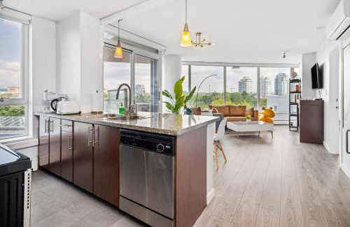 Crosstown Apartment | GardenView Modern Condo with Parking, Gym, Pool, AC