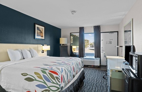 Morehead City Hotel | Garnet Inn & Suites, Morehead City near Atlantic Beach
