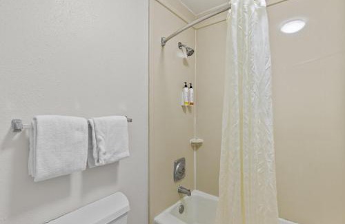 Morehead City Hotel | Garnet Inn & Suites, Morehead City near Atlantic Beach