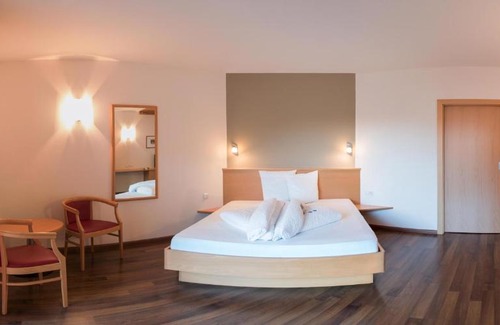 Caldaro Sulla Strada del Vino Hotel | Garni Hotel Peterlinhof