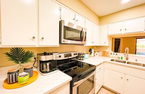 Rancho Cucamonga Condo | Gated 2Be/1Ba condo w/pool near ONT Airport