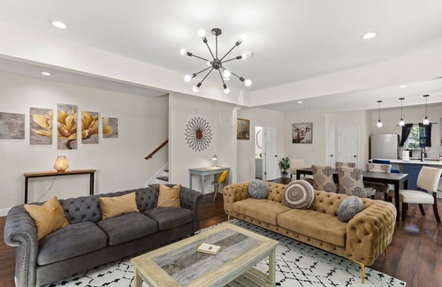 South Central Houston House | Gated 5BR Duplex Med Center Downtown NRG