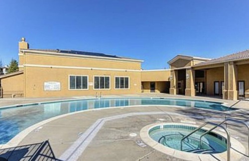 Roseville Condo | Gated community Condo 5 Minute walk 2 Galleria Mall