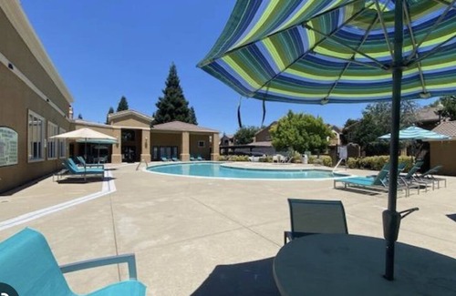 Roseville Condo | Gated community Condo 5 Minute walk 2 Galleria Mall