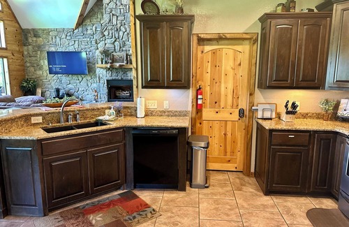 Smithville Cabin | Gated Hilltop Luxury Lodge on 100 acres - Relax and Enjoy AMAZING VIEWS