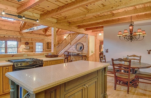 Maggie Valley Cabin | Gated Luxury Mtn. Cabin @ Smoky Mountain Retreat (Waynesville & Maggie Valley)